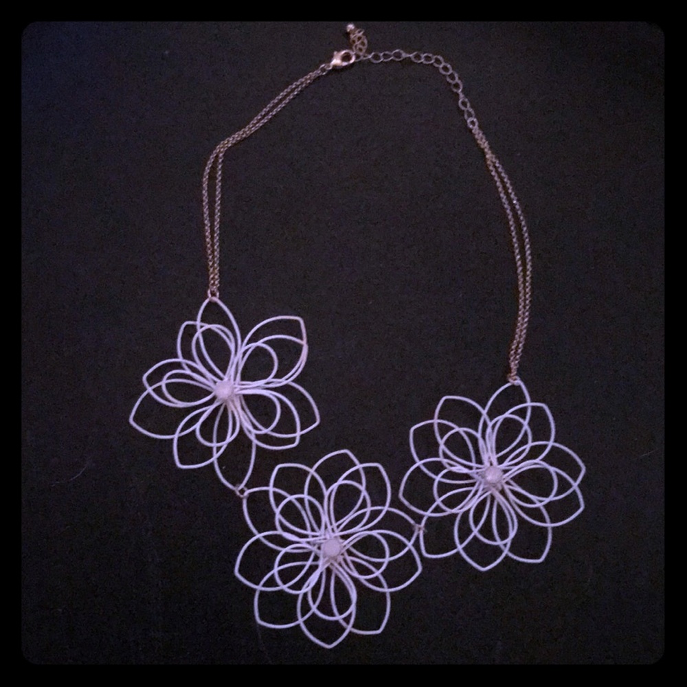 XMAS GIFT IDEA! White flower necklace